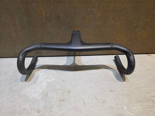 Lenker von Trek, TREK AERO RSL ROAD INTEGRIERTE LENKER - / VORBAU EINHEIT / MADONE GEN 8 390/420 X 90MM vor USEDBIKES - OB.DE Hintergrund