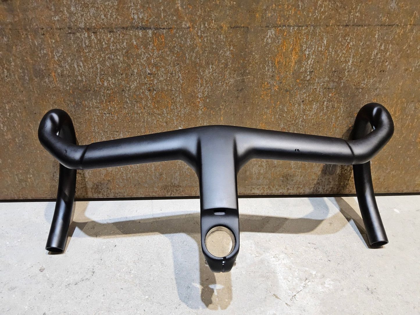 Lenker von Trek, TREK AERO RSL ROAD INTEGRIERTE LENKER - / VORBAU EINHEIT / MADONE GEN 8 410/440 X 100M vor USEDBIKES - OB.DE Hintergrund