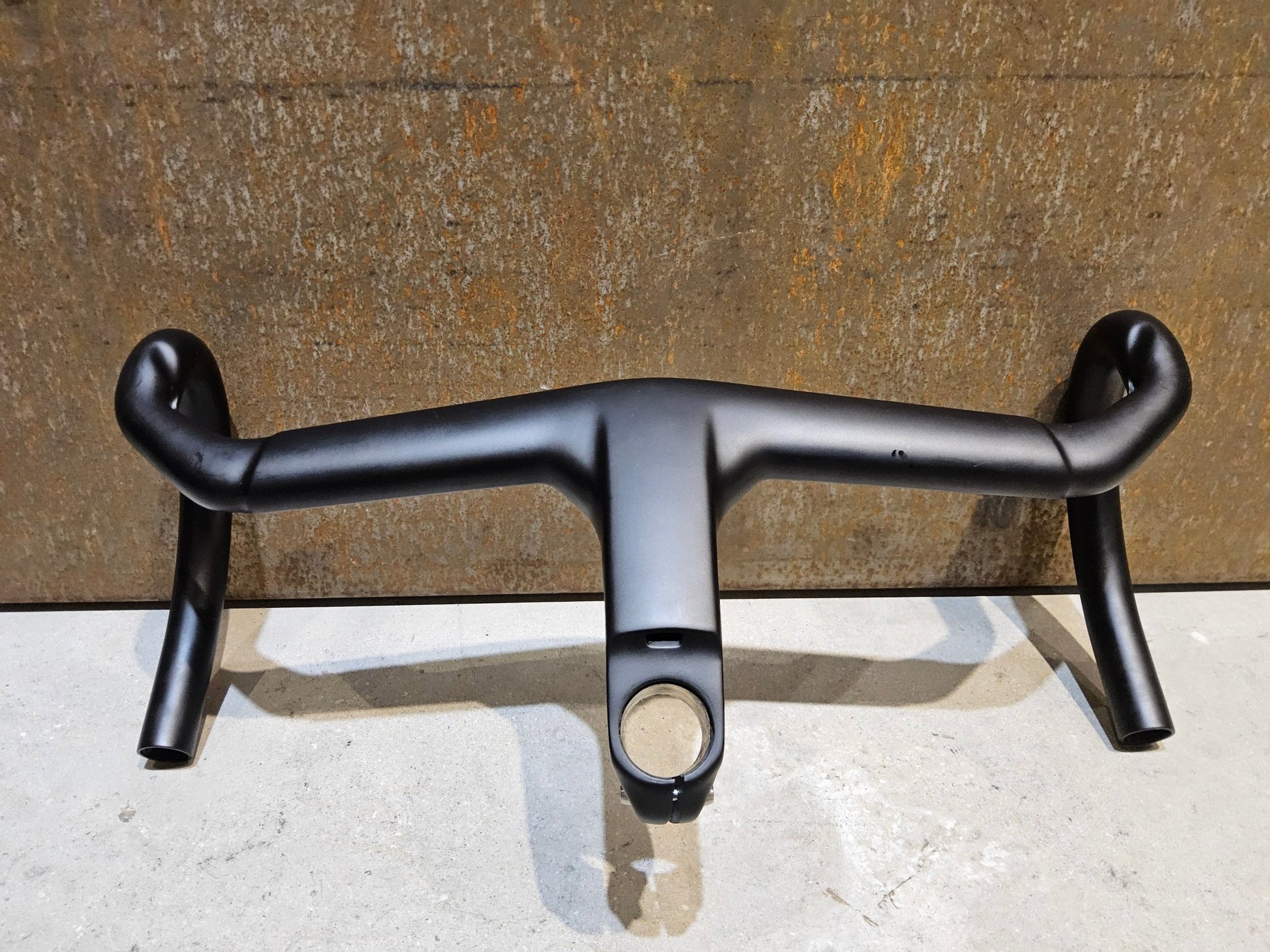 Lenker von Trek, TREK AERO RSL ROAD INTEGRIERTE LENKER - / VORBAU EINHEIT / MADONE GEN 8 410/440 X 100M vor USEDBIKES - OB.DE Hintergrund