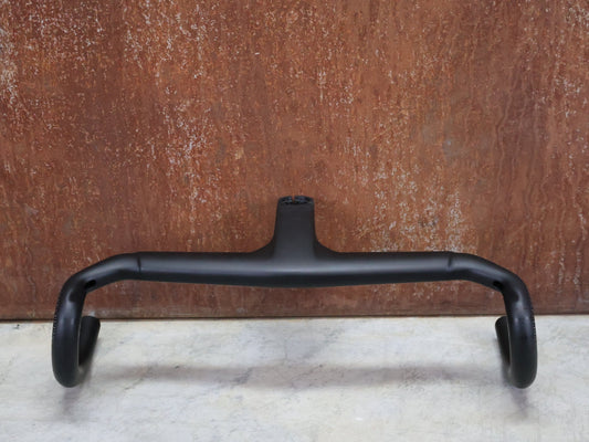 Lenker von Trek, TREK AERO RSL ROAD INTEGRIERTE LENKER - / VORBAU EINHEIT / MADONE GEN 8 410/440 X 100M vor USEDBIKES - OB.DE Hintergrund