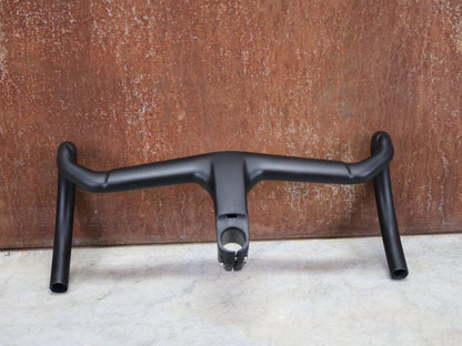 Lenker von Trek, TREK AERO RSL ROAD INTEGRIERTE LENKER - / VORBAU EINHEIT / MADONE GEN 8 410/440 X 100M vor USEDBIKES - OB.DE Hintergrund