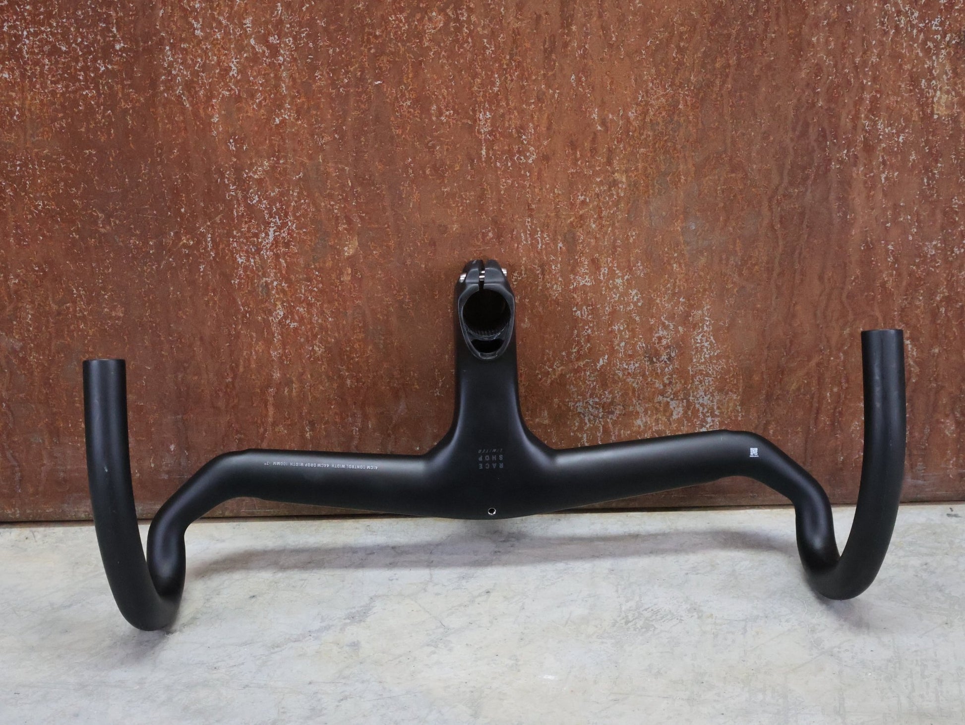 Lenker von Trek, TREK AERO RSL ROAD INTEGRIERTE LENKER - / VORBAU EINHEIT / MADONE GEN 8 410/440 X 100M vor USEDBIKES - OB.DE Hintergrund