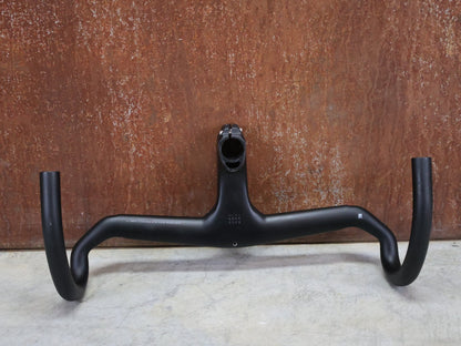 Lenker von Trek, TREK AERO RSL ROAD INTEGRIERTE LENKER - / VORBAU EINHEIT / MADONE GEN 8 410/440 X 100M vor USEDBIKES - OB.DE Hintergrund