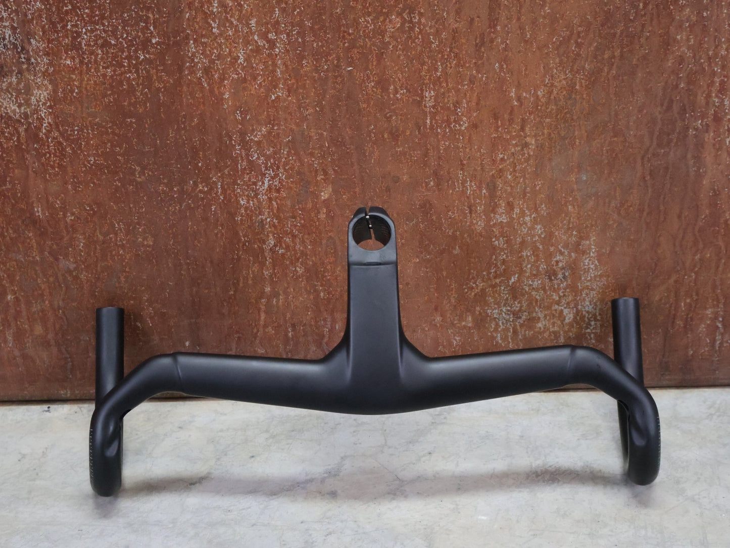 Lenker von Trek, TREK AERO RSL ROAD INTEGRIERTE LENKER - / VORBAU EINHEIT / MADONE GEN 8 410/440 X 100M vor USEDBIKES - OB.DE Hintergrund