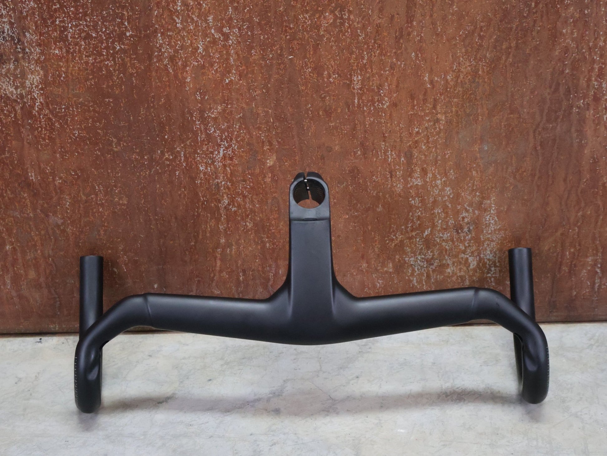 Lenker von Trek, TREK AERO RSL ROAD INTEGRIERTE LENKER - / VORBAU EINHEIT / MADONE GEN 8 410/440 X 100M vor USEDBIKES - OB.DE Hintergrund