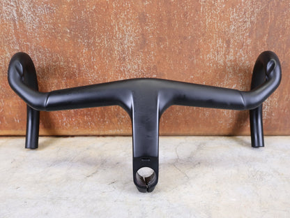 Lenker von Trek, TREK AERO RSL ROAD INTEGRIERTE LENKER - / VORBAU EINHEIT / MADONE GEN 8 410/,440 X 110M vor USEDBIKES - OB.DE Hintergrund