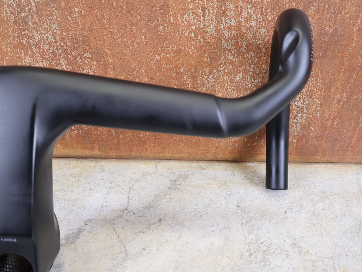 Lenker von Trek, TREK AERO RSL ROAD INTEGRIERTE LENKER - / VORBAU EINHEIT / MADONE GEN 8 410/,440 X 110M vor USEDBIKES - OB.DE Hintergrund