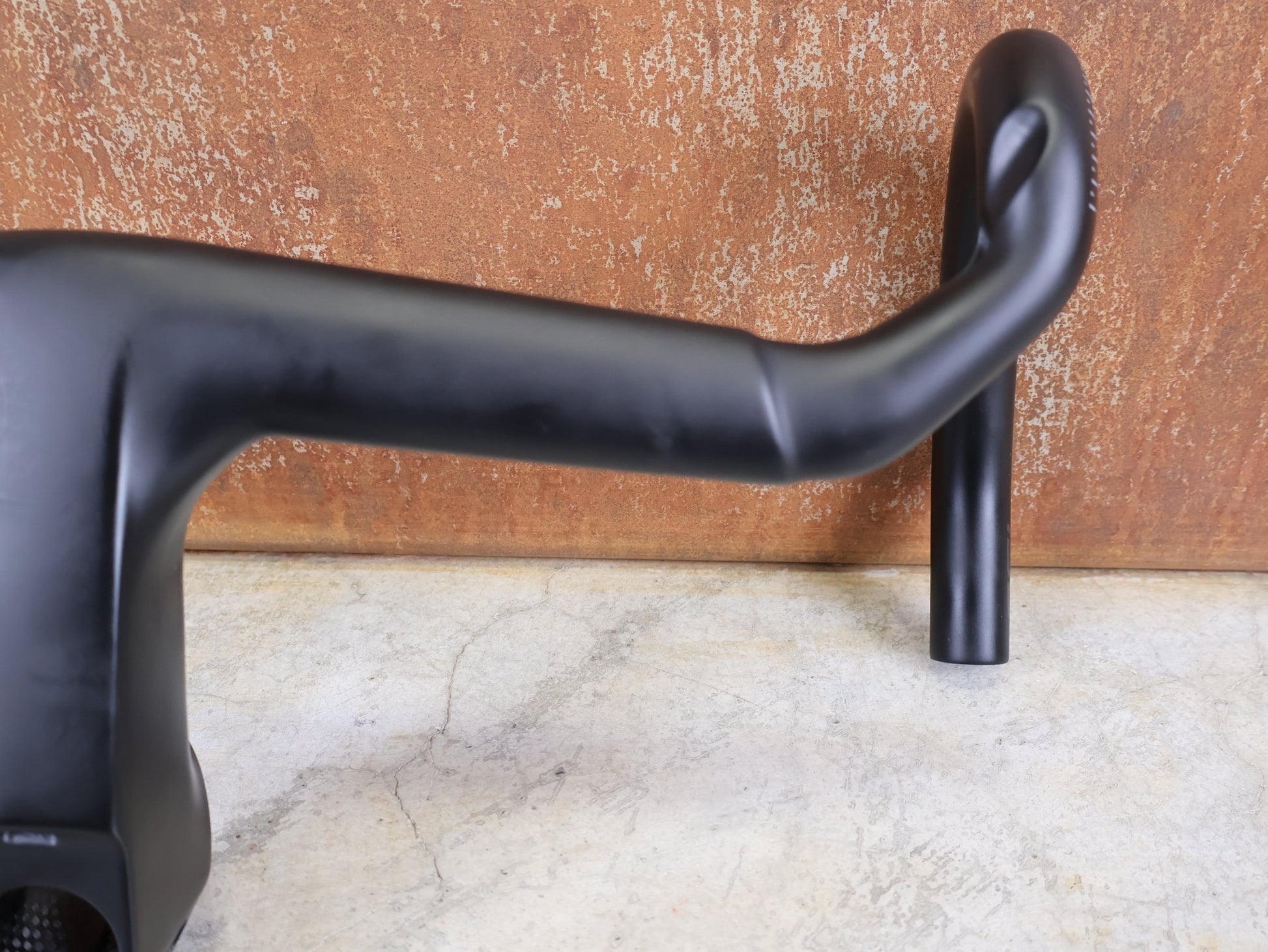 Lenker von Trek, TREK AERO RSL ROAD INTEGRIERTE LENKER - / VORBAU EINHEIT / MADONE GEN 8 410/,440 X 110M vor USEDBIKES - OB.DE Hintergrund