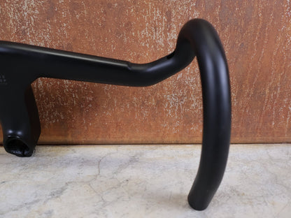 Lenker von Trek, TREK AERO RSL ROAD INTEGRIERTE LENKER - / VORBAU EINHEIT / MADONE GEN 8 410/,440 X 110M vor USEDBIKES - OB.DE Hintergrund