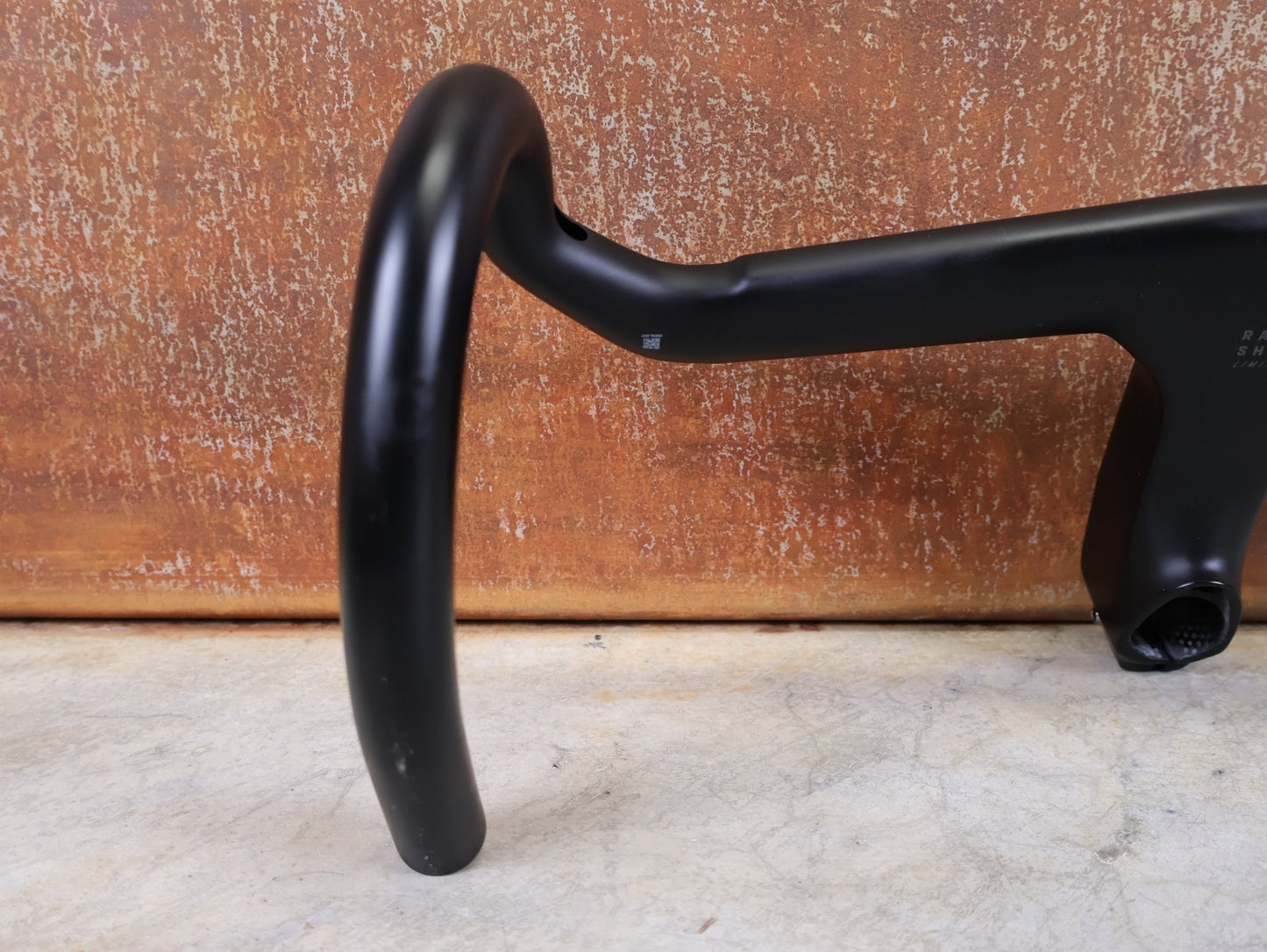 Lenker von Trek, TREK AERO RSL ROAD INTEGRIERTE LENKER - / VORBAU EINHEIT / MADONE GEN 8 410/,440 X 110M vor USEDBIKES - OB.DE Hintergrund