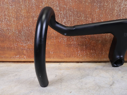 Lenker von Trek, TREK AERO RSL ROAD INTEGRIERTE LENKER - / VORBAU EINHEIT / MADONE GEN 8 410/,440 X 110M vor USEDBIKES - OB.DE Hintergrund