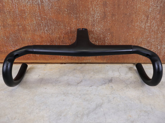 Lenker von Trek, TREK AERO RSL ROAD INTEGRIERTE LENKER - / VORBAU EINHEIT / MADONE GEN 8 410/,440 X 110M vor USEDBIKES - OB.DE Hintergrund