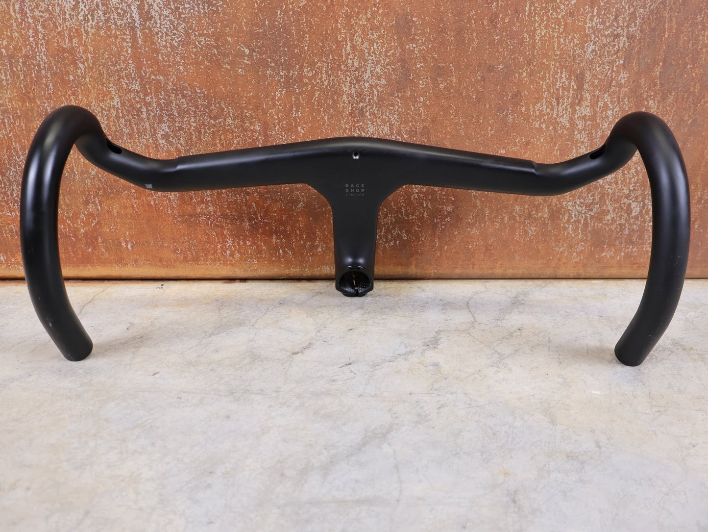 Lenker von Trek, TREK AERO RSL ROAD INTEGRIERTE LENKER - / VORBAU EINHEIT / MADONE GEN 8 410/,440 X 110M vor USEDBIKES - OB.DE Hintergrund