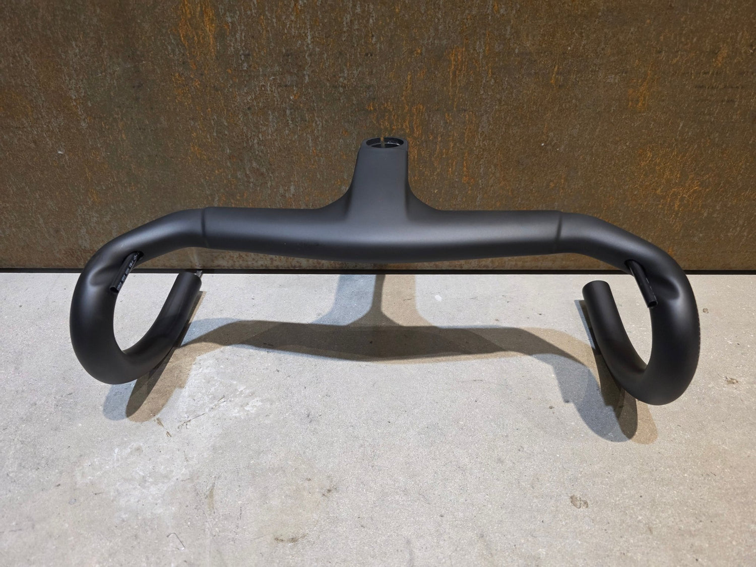 Lenker von Trek, TREK AERO RSL ROAD INTEGRIERTE LENKER - / VORBAU EINHEIT / MADONE GEN 8 vor USEDBIKES - OB.DE Hintergrund