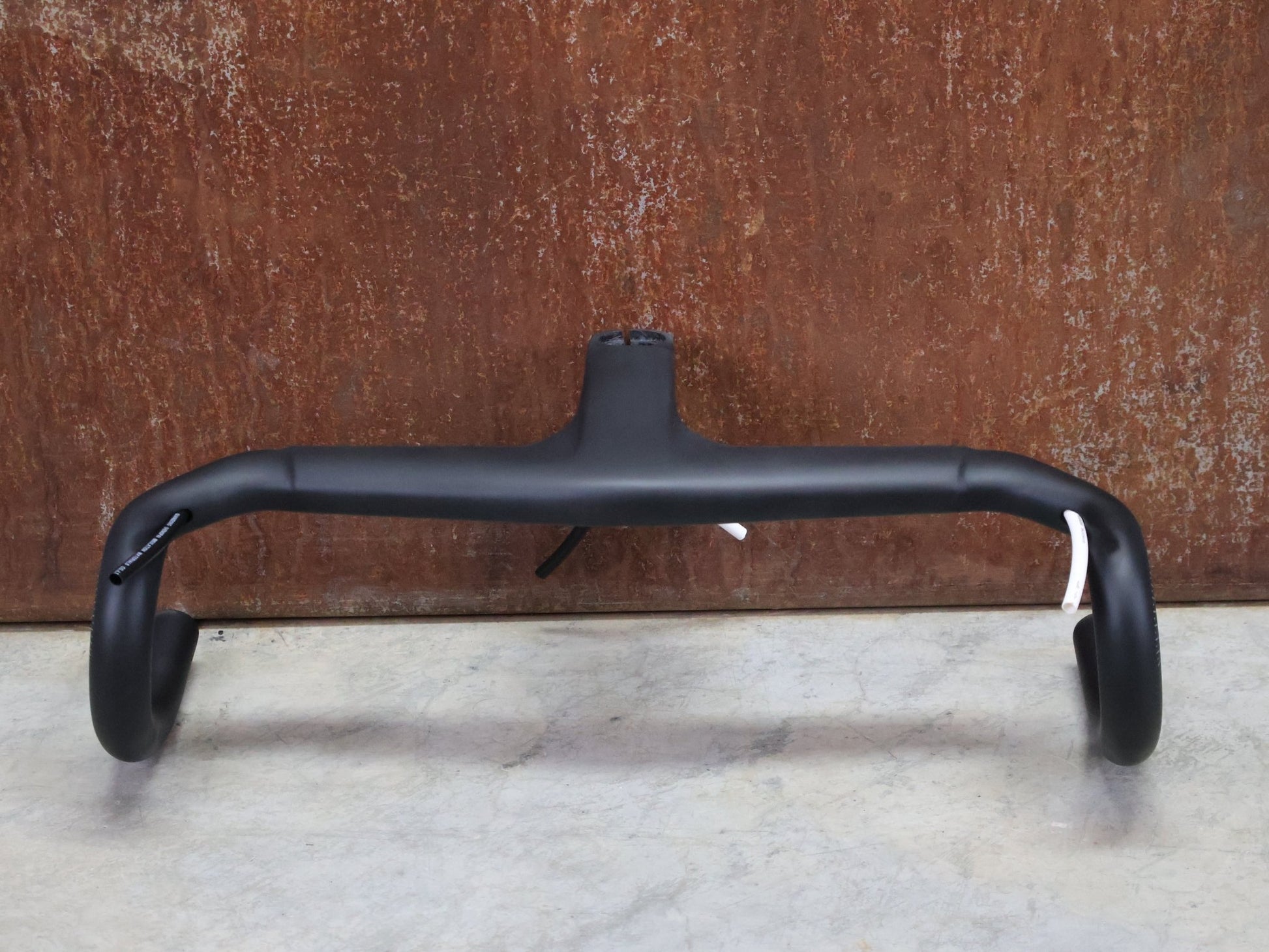 Lenker von Trek, TREK AERO RSL ROAD INTEGRIERTE LENKER - / VORBAU EINHEIT / MADONE GEN 8 vor USEDBIKES - OB.DE Hintergrund