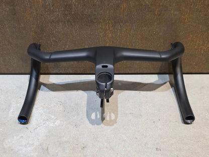 Lenker von Trek, TREK AERO RSL ROAD INTEGRIERTE LENKER - / VORBAU EINHEIT / MADONE GEN 8 vor USEDBIKES - OB.DE Hintergrund
