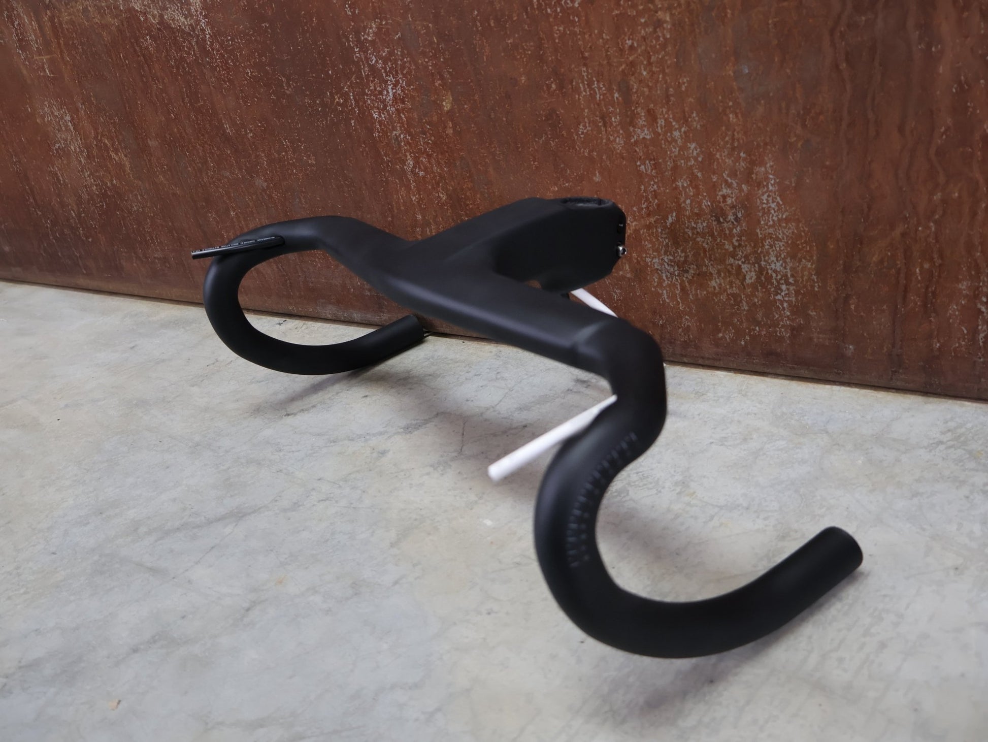 Lenker von Trek, TREK AERO RSL ROAD INTEGRIERTE LENKER - / VORBAU EINHEIT / MADONE GEN 8 vor USEDBIKES - OB.DE Hintergrund