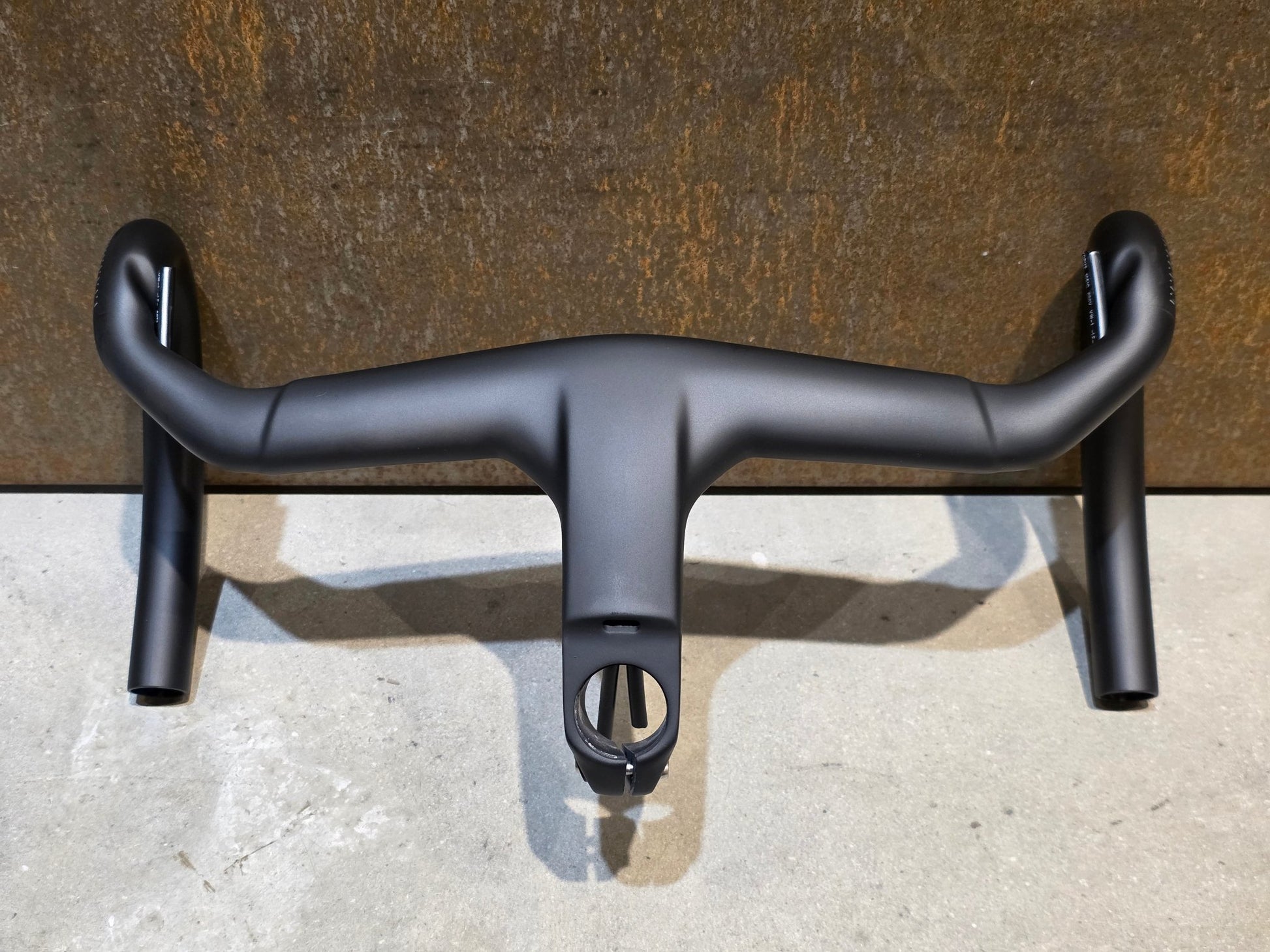 Lenker von Trek, TREK AERO RSL ROAD INTEGRIERTE LENKER - / VORBAU EINHEIT / MADONE GEN 8 vor USEDBIKES - OB.DE Hintergrund
