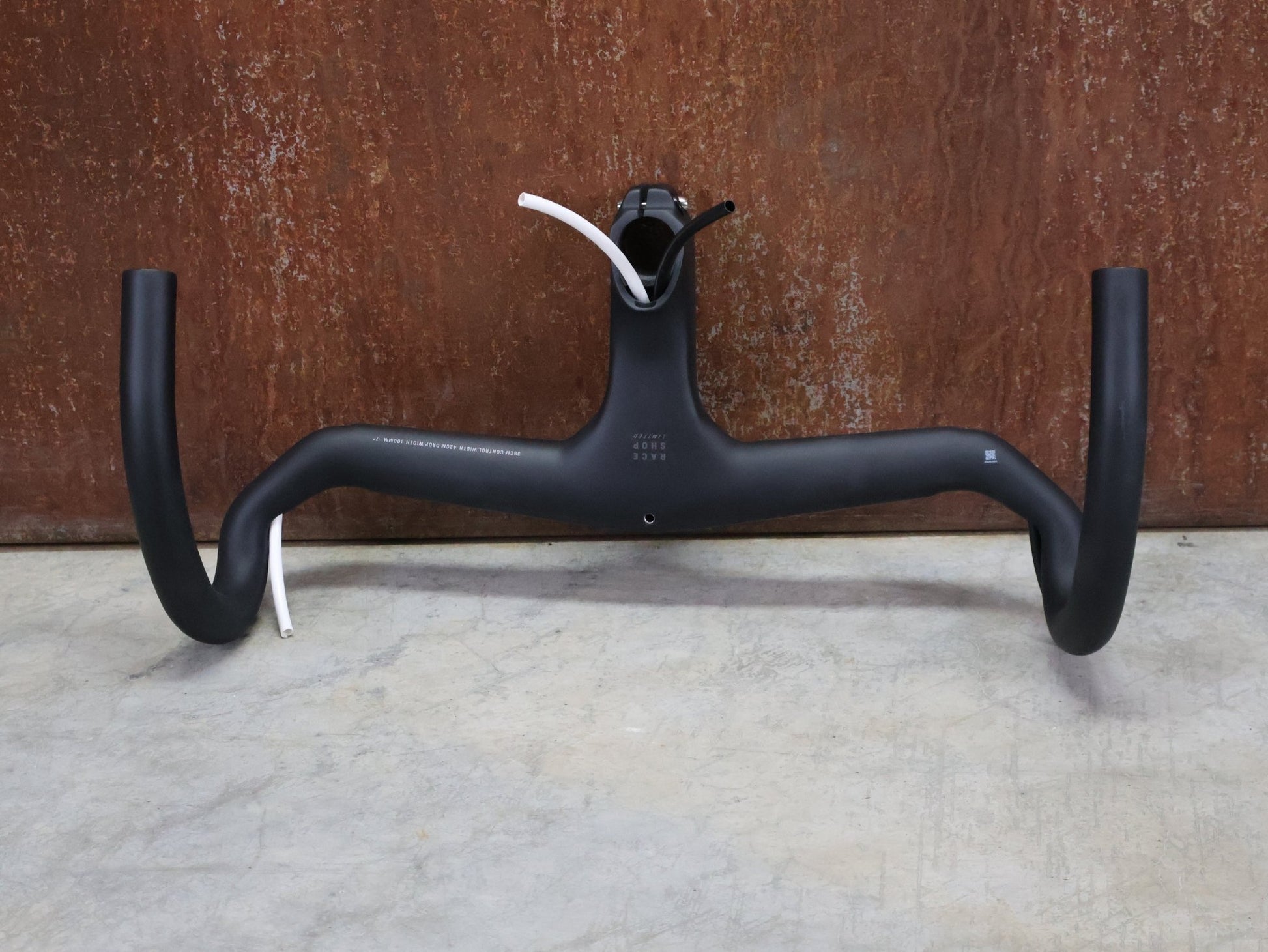 Lenker von Trek, TREK AERO RSL ROAD INTEGRIERTE LENKER - / VORBAU EINHEIT / MADONE GEN 8 vor USEDBIKES - OB.DE Hintergrund