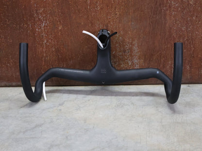 Lenker von Trek, TREK AERO RSL ROAD INTEGRIERTE LENKER - / VORBAU EINHEIT / MADONE GEN 8 vor USEDBIKES - OB.DE Hintergrund