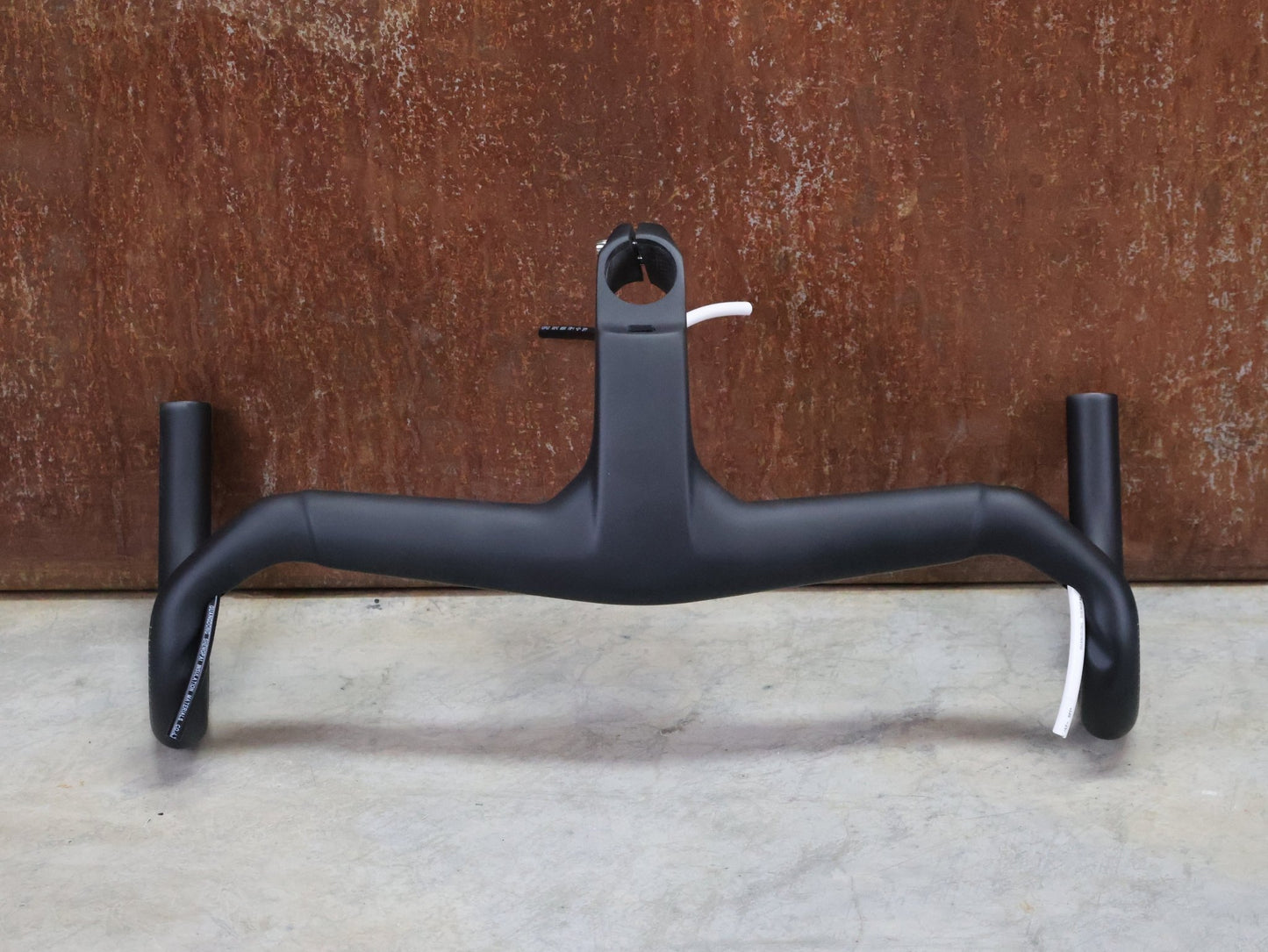 Lenker von Trek, TREK AERO RSL ROAD INTEGRIERTE LENKER - / VORBAU EINHEIT / MADONE GEN 8 vor USEDBIKES - OB.DE Hintergrund