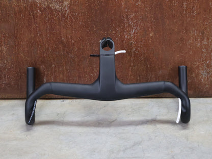 Lenker von Trek, TREK AERO RSL ROAD INTEGRIERTE LENKER - / VORBAU EINHEIT / MADONE GEN 8 vor USEDBIKES - OB.DE Hintergrund