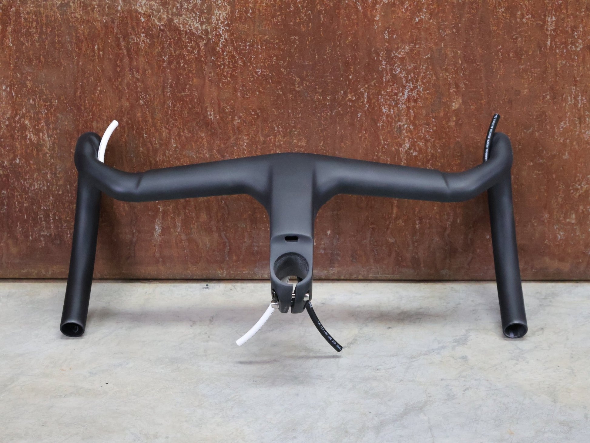 Lenker von Trek, TREK AERO RSL ROAD INTEGRIERTE LENKER - / VORBAU EINHEIT / MADONE GEN 8 vor USEDBIKES - OB.DE Hintergrund