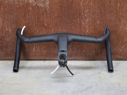 Lenker von Trek, TREK AERO RSL ROAD INTEGRIERTE LENKER - / VORBAU EINHEIT / MADONE GEN 8 vor USEDBIKES - OB.DE Hintergrund