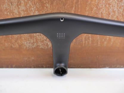 Lenker von Trek, TREK AERO RSL ROAD LENKER-/ VORBAU EINHEIT 410/440 X 110M / MADONE GEN 8 vor USEDBIKES-OB.DE Hintergrund