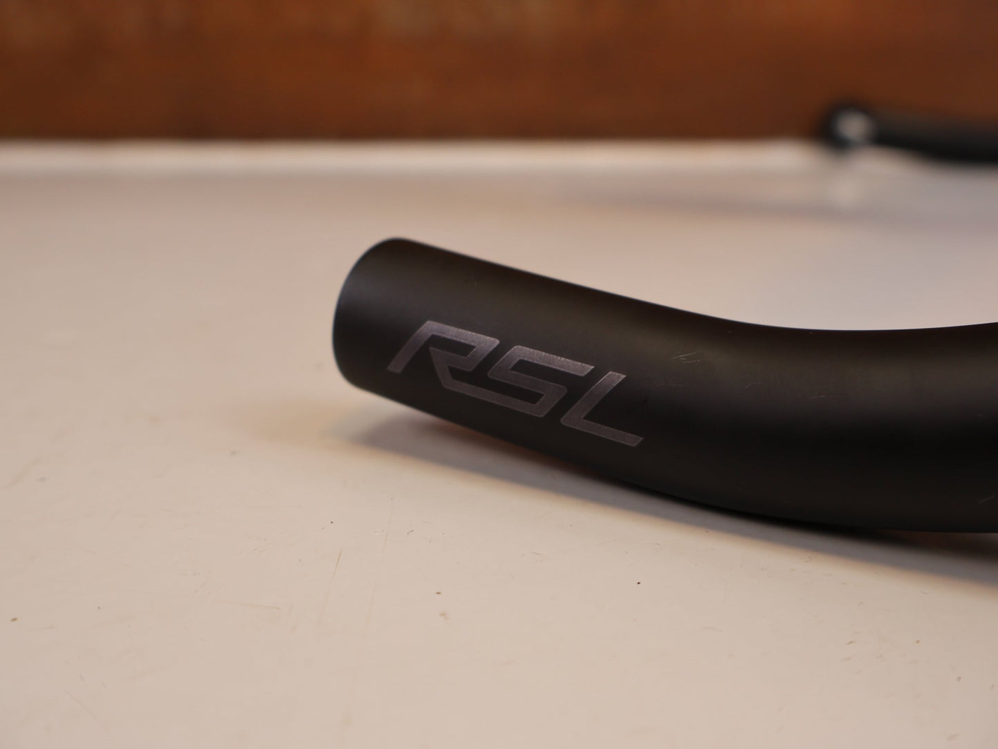 Lenker von Trek, TREK AERO RSL ROAD LENKER-/ VORBAU EINHEIT 410/440 X 110M / MADONE GEN 8 vor USEDBIKES-OB.DE Hintergrund
