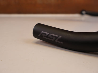 Lenker von Trek, TREK AERO RSL ROAD LENKER-/ VORBAU EINHEIT 410/440 X 110M / MADONE GEN 8 vor USEDBIKES-OB.DE Hintergrund