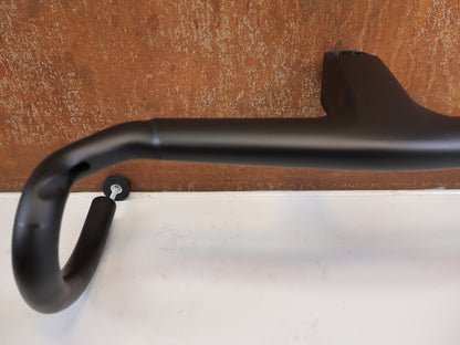 Lenker von Trek, TREK AERO RSL ROAD LENKER-/ VORBAU EINHEIT 410/440 X 110M / MADONE GEN 8 vor USEDBIKES-OB.DE Hintergrund