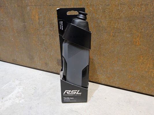 Trinkflaschen und Halter von Trek, TREK AERO TRINKFLASCHE UND CARBON FLASCHENHALTER vor USEDBIKES - OB.DE Hintergrund