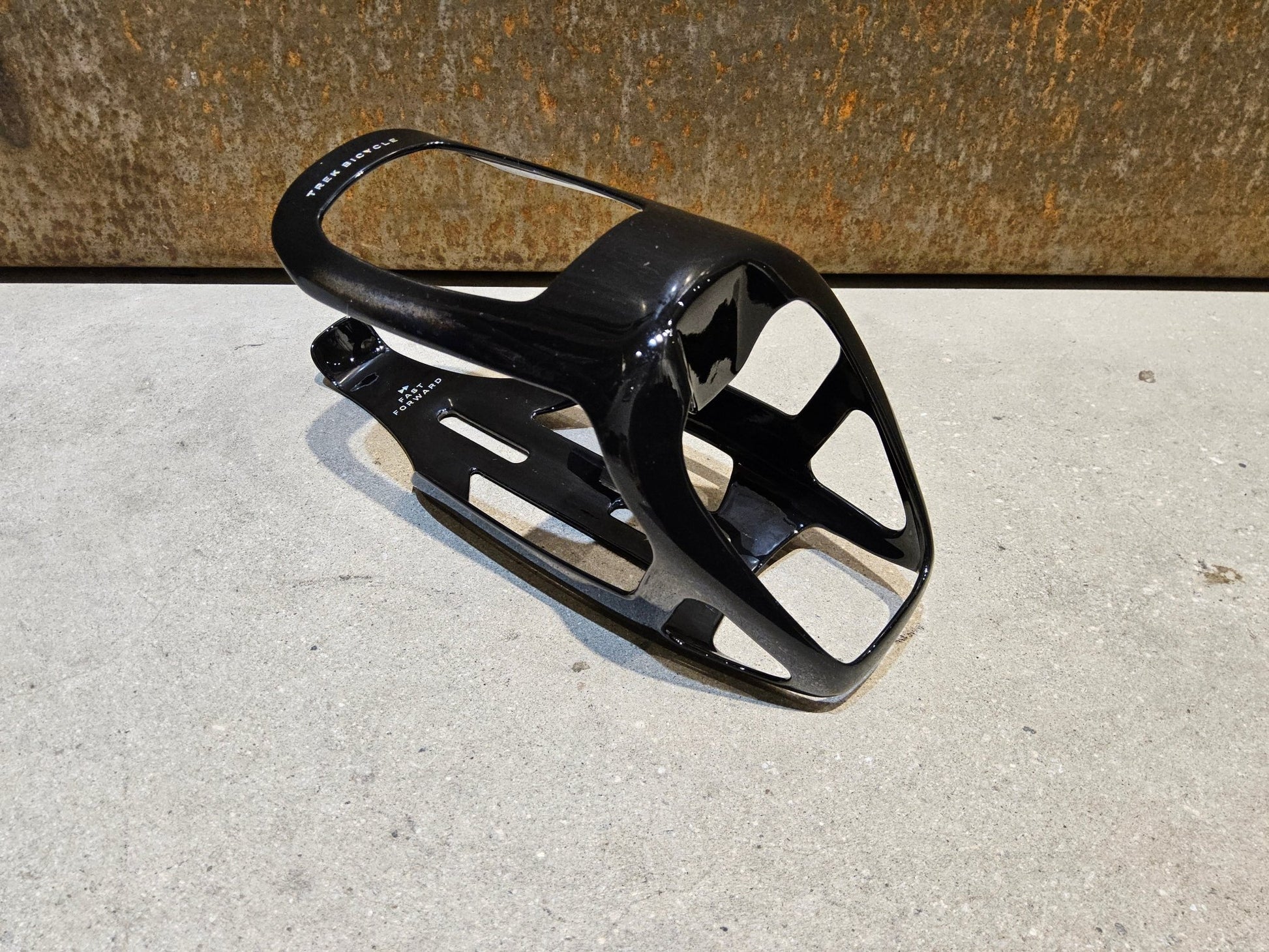 Trinkflaschen und Halter von Trek, TREK AERO TRINKFLASCHE UND CARBON FLASCHENHALTER vor USEDBIKES - OB.DE Hintergrund
