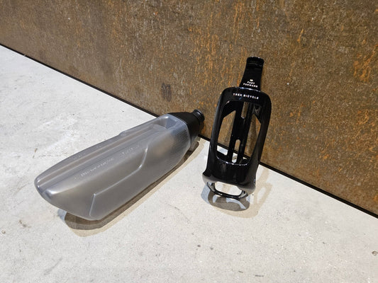 Trinkflaschen und Halter von Trek, TREK AERO TRINKFLASCHE UND CARBON FLASCHENHALTER vor USEDBIKES - OB.DE Hintergrund
