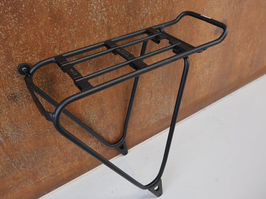 Schutzbleche, Gepäckträger & Körbe von Trek, TREK BACKRACK MIK / REISE UND ALLTAGS GEPÄCKTRÄGER / UNIVERSAL / BIS 25 KG vor USEDBIKES-OB.DE Hintergrund