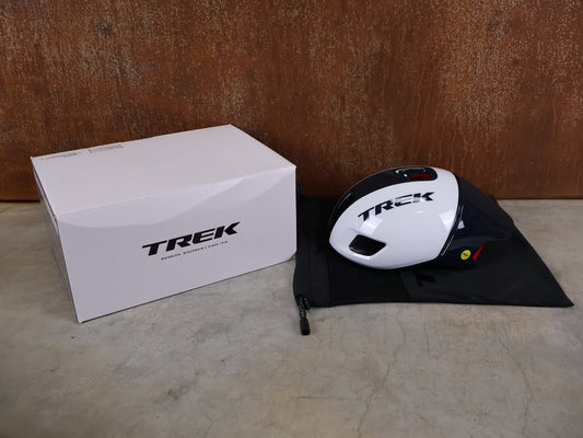 Helme von Trek, TREK BALISTA MIPS RENNRADHELM / TREK FACTORY RACING TEAM EDITION / CRYSTAL WHITE NAVY BLUE vor USEDBIKES - OB.DE Hintergrund