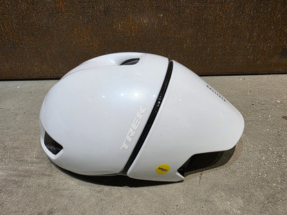 Helme von Trek, TREK BALLISTA MIPS AERO FAHRRADHELM / WHITE vor USEDBIKES - OB.DE Hintergrund