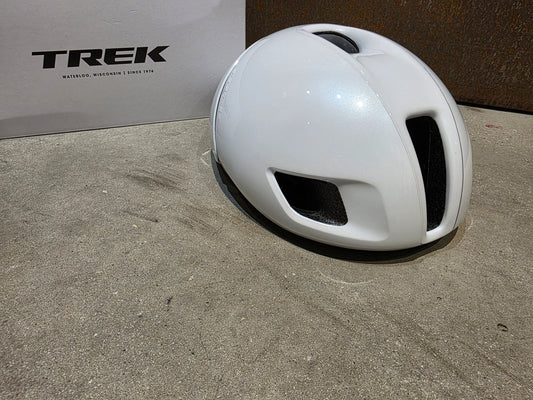Helme von Trek, TREK BALLISTA MIPS AERO FAHRRADHELM / WHITE vor USEDBIKES - OB.DE Hintergrund