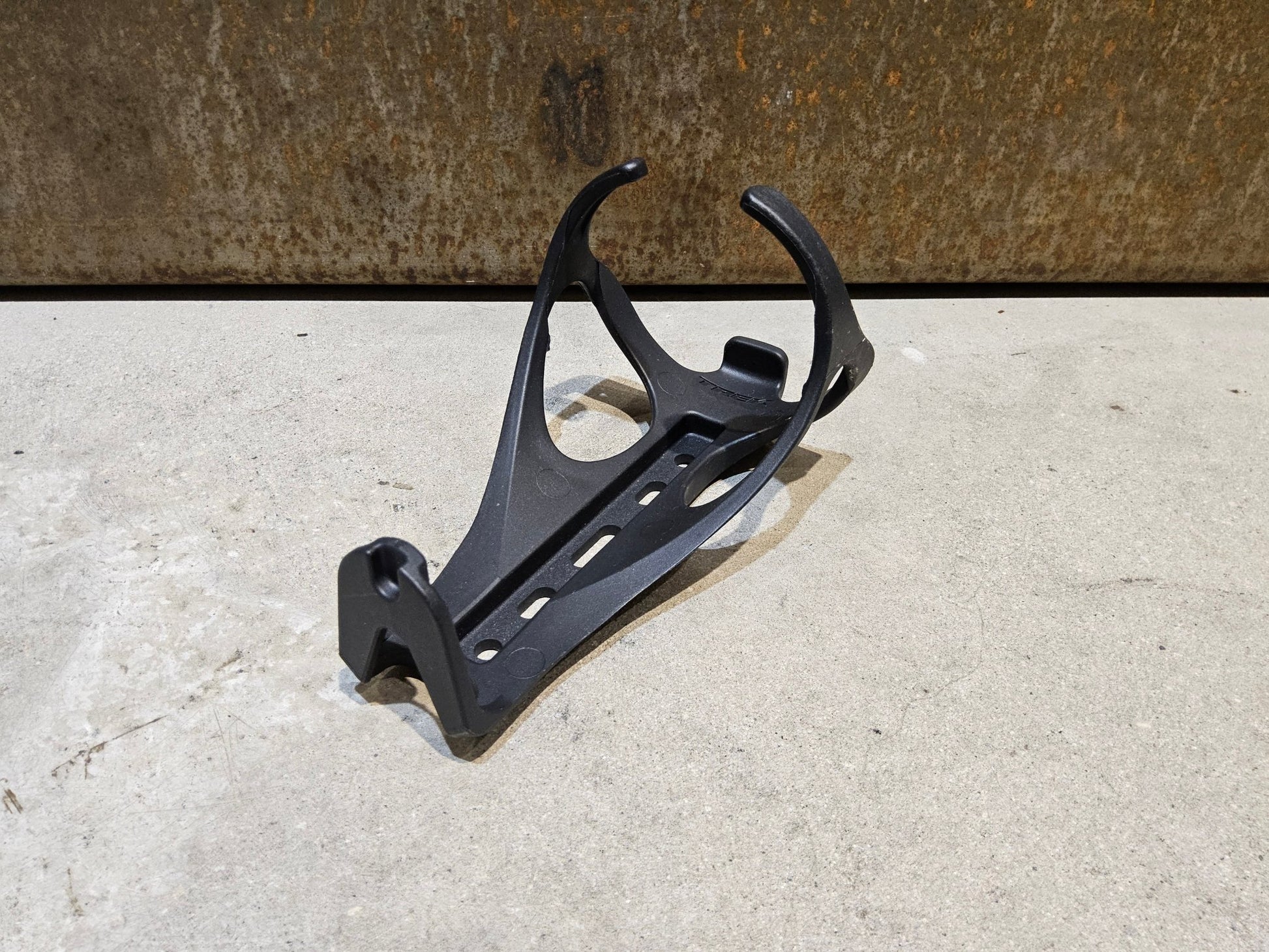 Trinkflaschen und Halter von Trek, TREK BAT CAGE FLASCHENHALTER / BLACK vor USEDBIKES - OB.DE Hintergrund