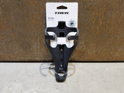 Trinkflaschen und Halter von Trek, TREK BAT CAGE FLASCHENHALTER / BLACK vor USEDBIKES - OB.DE Hintergrund