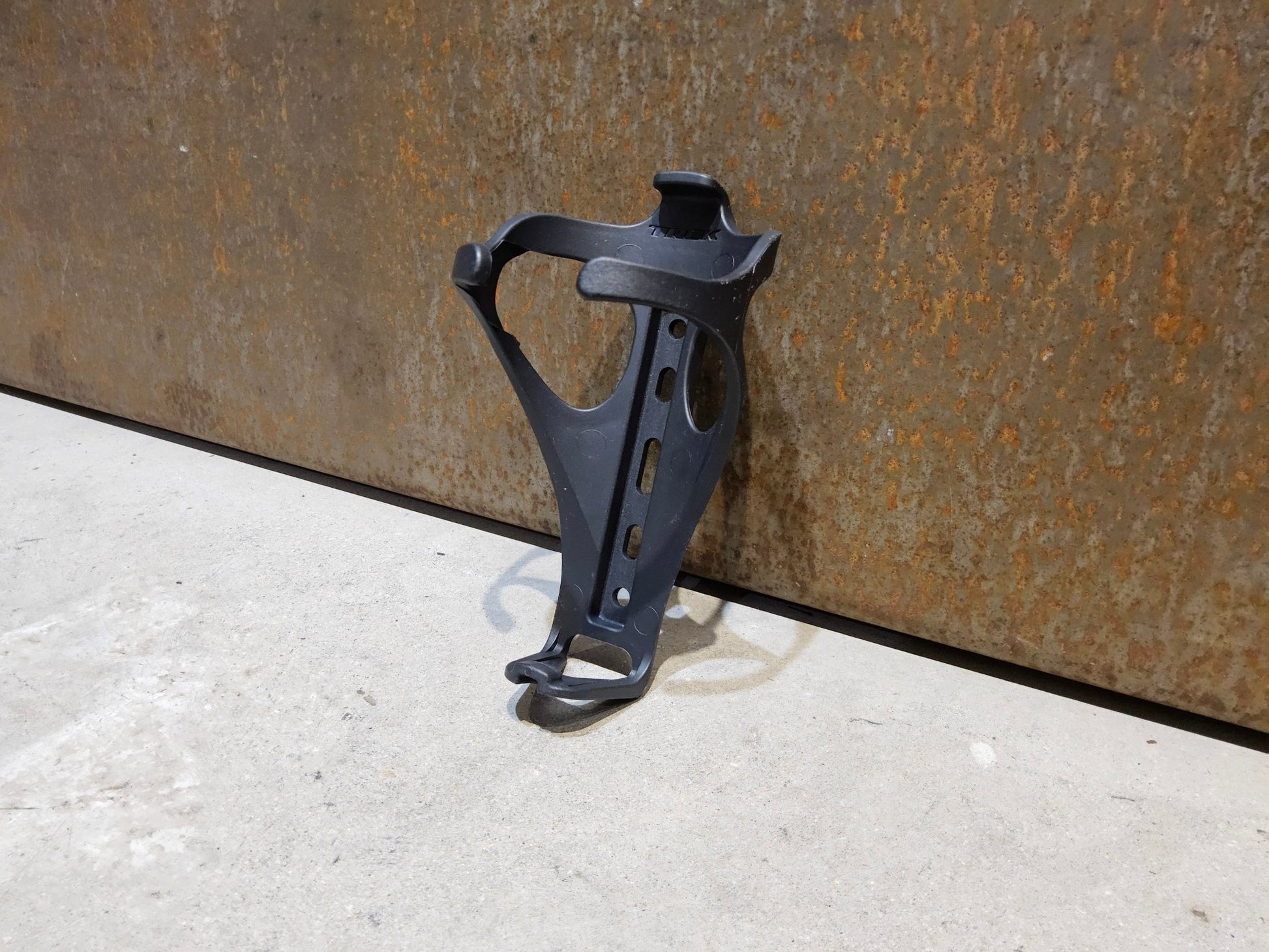 Trinkflaschen und Halter von Trek, TREK BAT CAGE FLASCHENHALTER / BLACK vor USEDBIKES - OB.DE Hintergrund