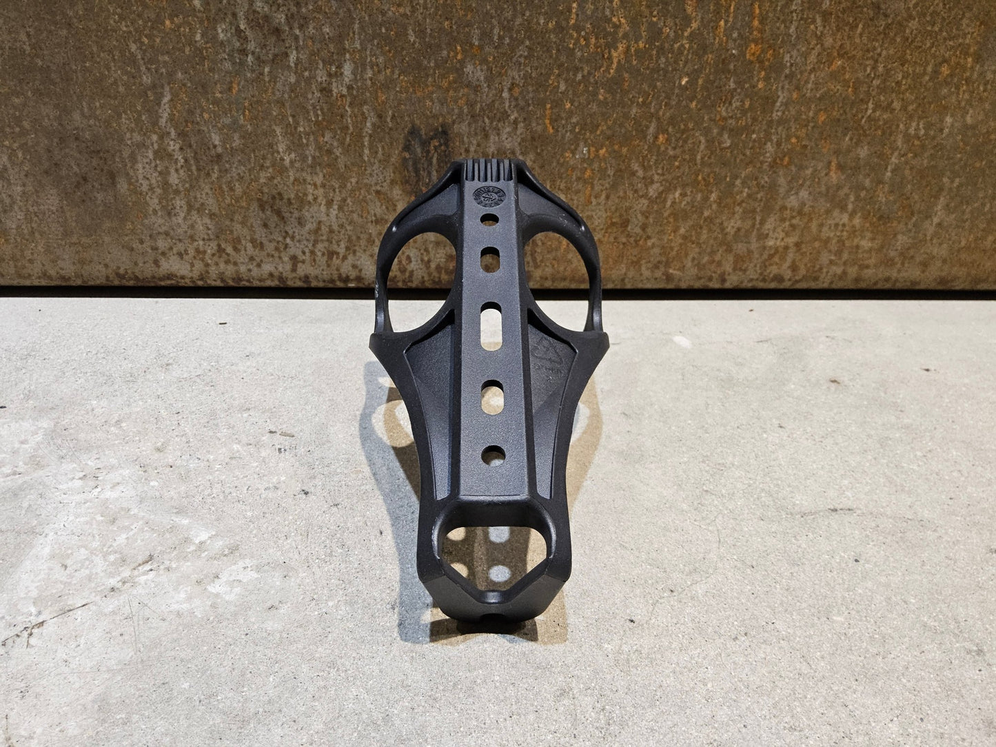Trinkflaschen und Halter von Trek, TREK BAT CAGE FLASCHENHALTER / BLACK vor USEDBIKES - OB.DE Hintergrund