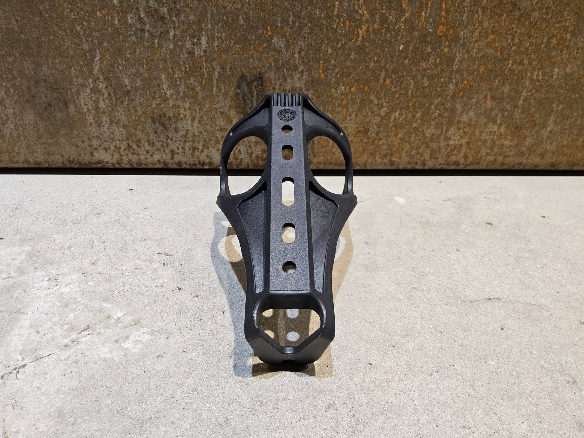 Trinkflaschen und Halter von Trek, TREK BAT CAGE FLASCHENHALTER / BLACK vor USEDBIKES - OB.DE Hintergrund