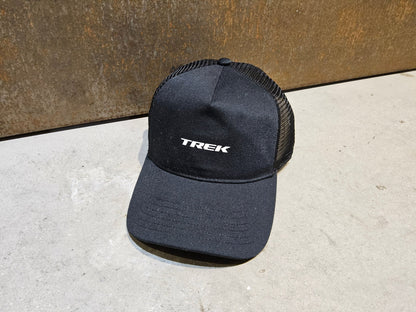 Freizeitbekleidung von Trek, TREK BLACK LOGO HAT / SNAPBACK TRUCKERCAP vor USEDBIKES - OB.DE Hintergrund