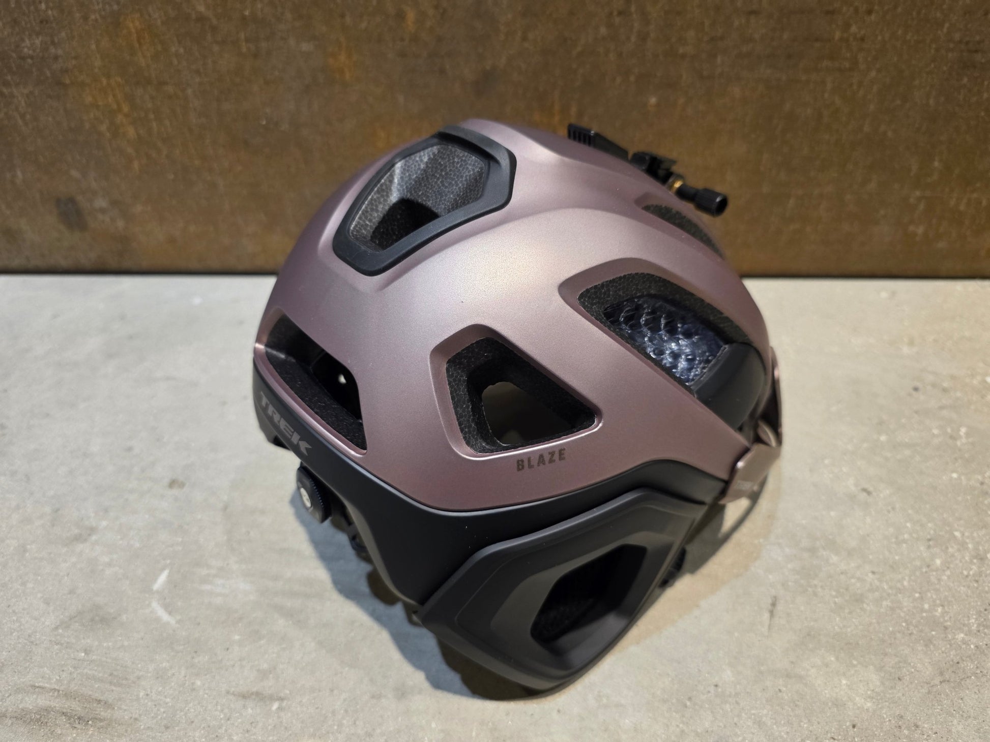 Helme von Trek, TREK BLAZE WAVECEL FAHRRADHELM / BRONZE AGE BLACK vor USEDBIKES - OB.DE Hintergrund