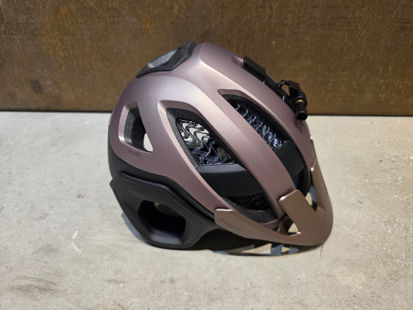 Helme von Trek, TREK BLAZE WAVECEL FAHRRADHELM / BRONZE AGE BLACK vor USEDBIKES - OB.DE Hintergrund
