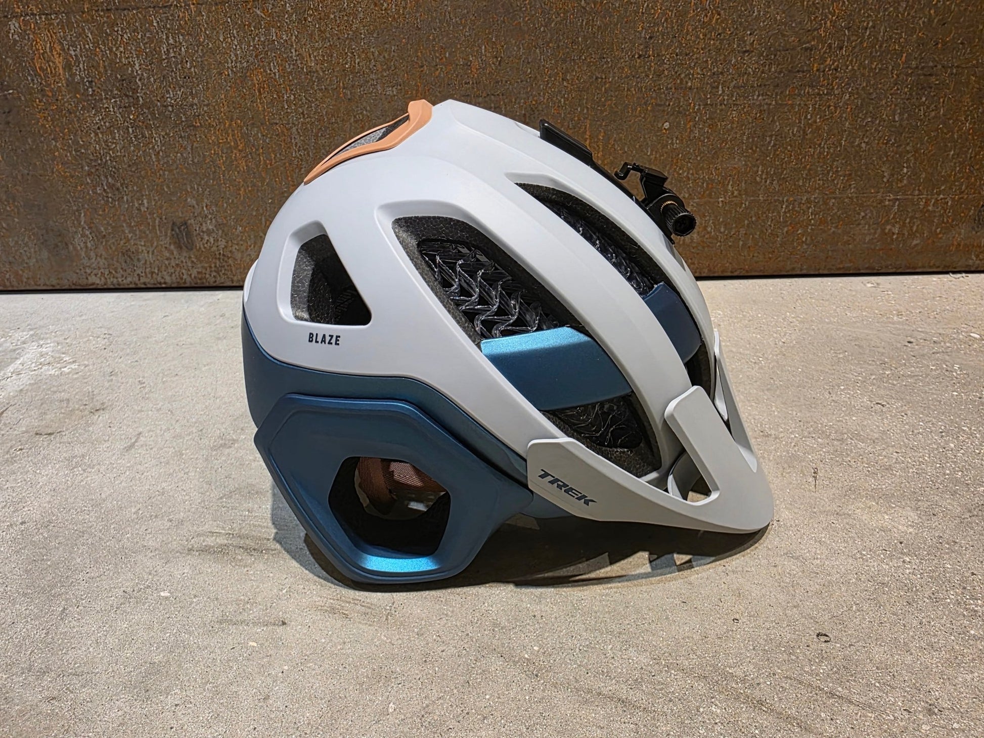 Helme von Trek, TREK BLAZE WAVECEL FAHRRADHELM / GRAVEL DARK AQUATIC vor USEDBIKES - OB.DE Hintergrund