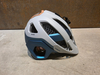 Helme von Trek, TREK BLAZE WAVECEL FAHRRADHELM / GRAVEL DARK AQUATIC vor USEDBIKES - OB.DE Hintergrund