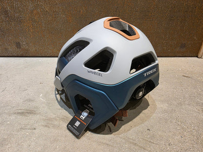 Helme von Trek, TREK BLAZE WAVECEL FAHRRADHELM / GRAVEL DARK AQUATIC vor USEDBIKES - OB.DE Hintergrund
